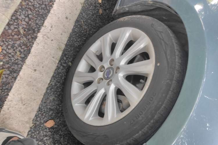 Used Volvo V40 2014 2.0T Zhiya Edition Right Front Wheel Hub