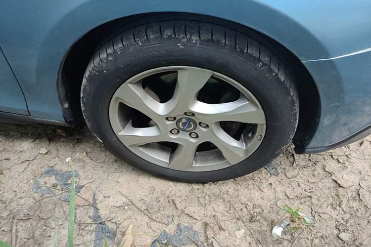 Used Volvo V40 2014 Cross Country T5 AWD Smart Luxury Edition Right Front Wheel Hub