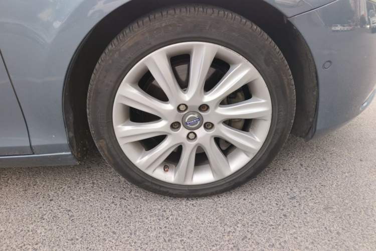 Used Volvo V40 2014 2.0T Zhiya Edition Right Front Wheel Hub