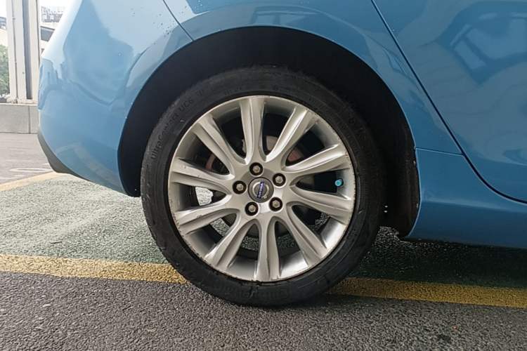 Used Volvo V40 2014 2.0T Zhiya Edition Right Rear Wheel Hub