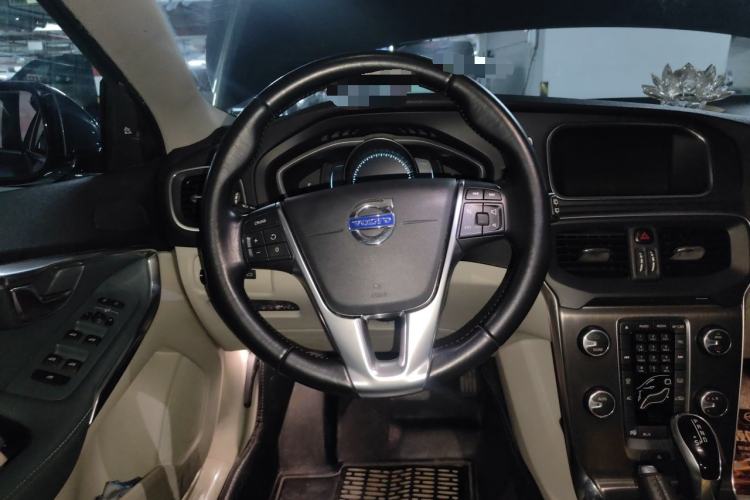 Used Volvo V40 2014 2.0T Zhiya Edition Steering Wheel