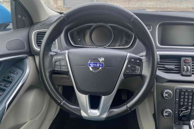 Used Volvo V40 2014 2.0T Zhiya Edition Steering Wheel
