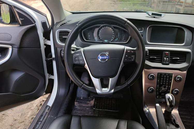 Used Volvo V40 2014 Cross Country T5 AWD Smart Luxury Edition Steering Wheel