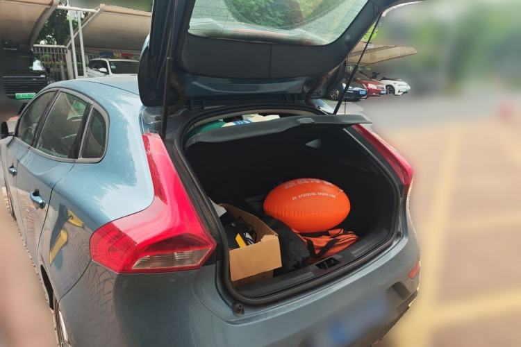 Used Volvo V40 2014 2.0T ZhiShang Version Trunk