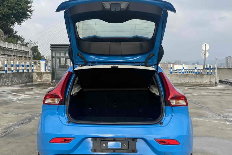 Used Volvo V40 2014 2.0T Zhiya Edition Trunk