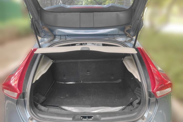 Used Volvo V40 2014 2.0T Zhiya Edition Trunk