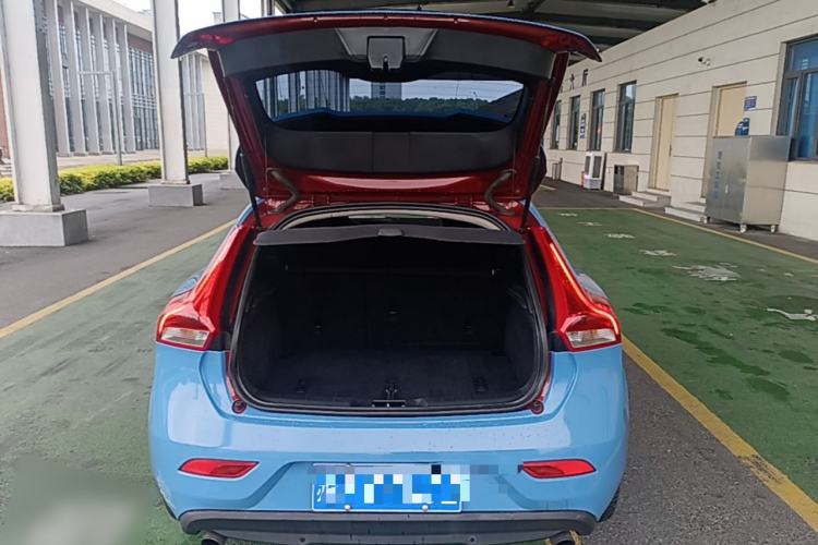 Used Volvo V40 2014 2.0T Zhiya Edition Trunk