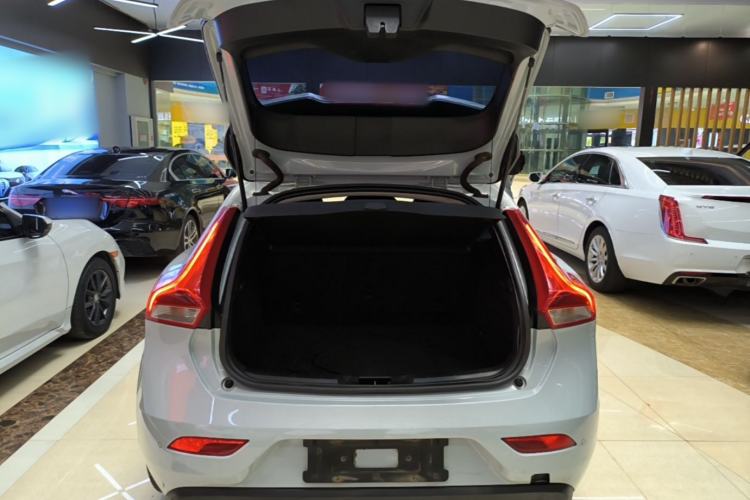 Used Volvo V40 2014 2.0T Zhiya Edition Trunk