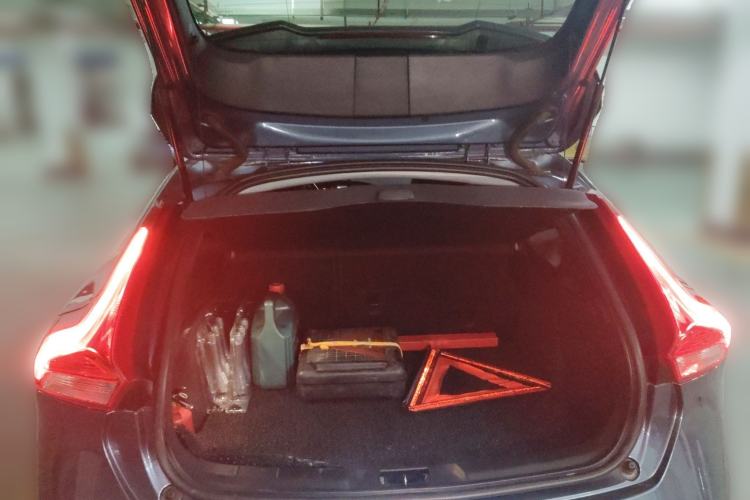 Used Volvo V40 2014 2.0T Zhiya Edition Trunk