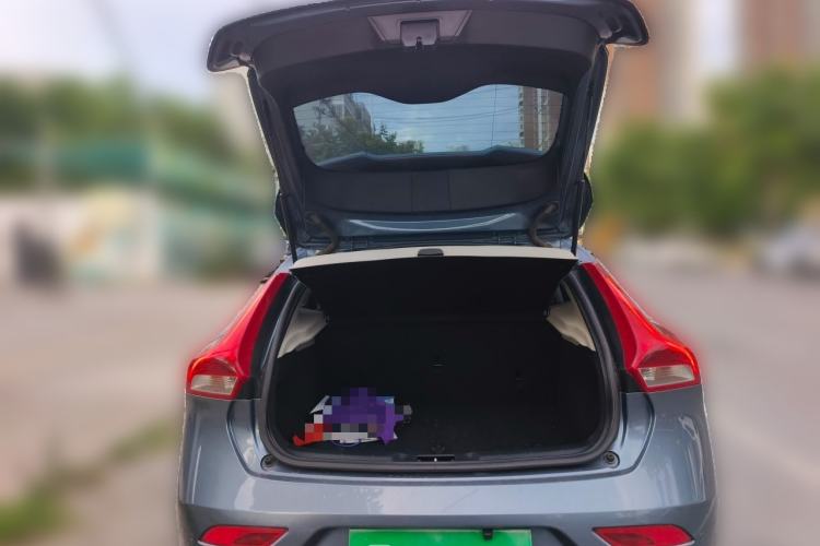 Used Volvo V40 2014 2.0T Zhiya Edition Trunk