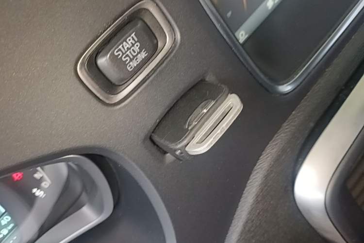 Used Volvo V40 2014 2.0T Zhiya Edition Vehicle Key