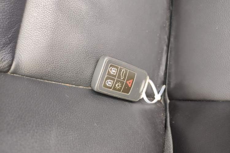 Used Volvo V40 2014 Cross Country T5 AWD Smart Luxury Edition Vehicle Key