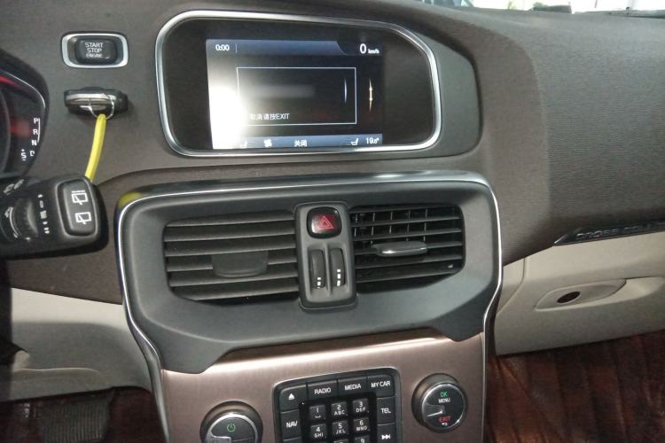 Used Volvo V40 2014 Cross Country T5 AWD Prestige Edition Audio And AC Panel