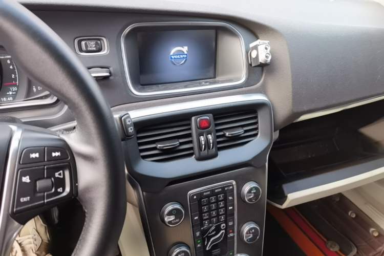 Used Volvo V40 2014 2.0T Zhiya Edition Audio And AC Panel