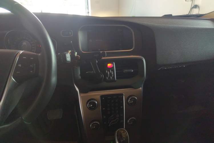 Used Volvo V40 2014 Cross Country 2.0T Zhiyi Edition Audio And AC Panel