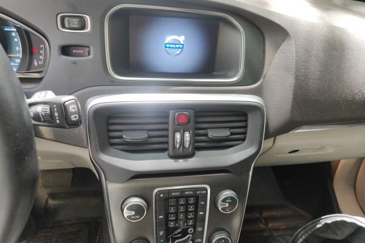 Used Volvo V40 2014 2.0T Zhiya Edition Audio And AC Panel