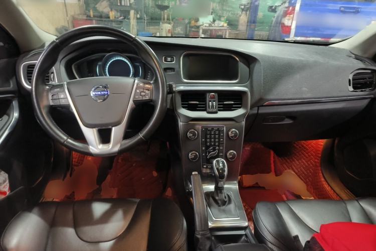 Used Volvo V40 2014 2.0T Zhiya Edition Center Console