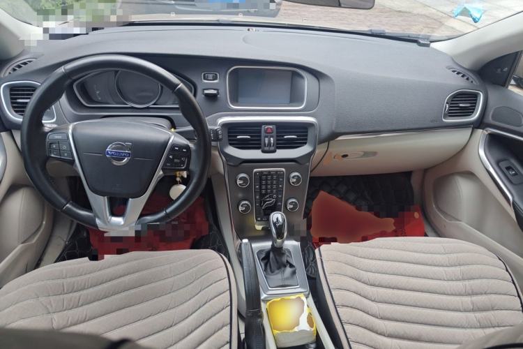 Used Volvo V40 2014 2.0T Zhiya Edition Center Console