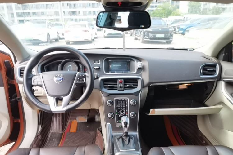 Used Volvo V40 2014 2.0T Zhiya Edition Center Console