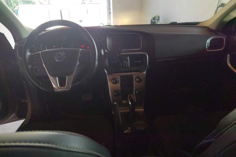 Used Volvo V40 2014 Cross Country 2.0T Zhiyi Edition Center Console