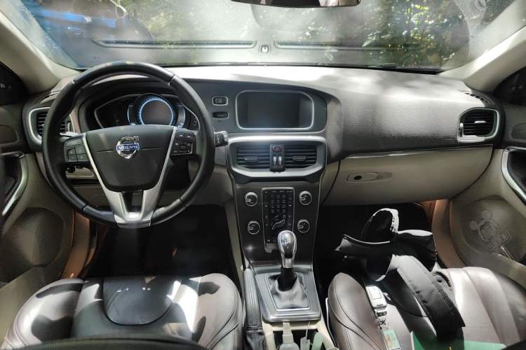 Used Volvo V40 2014 2.0T Zhiya Edition Center Console