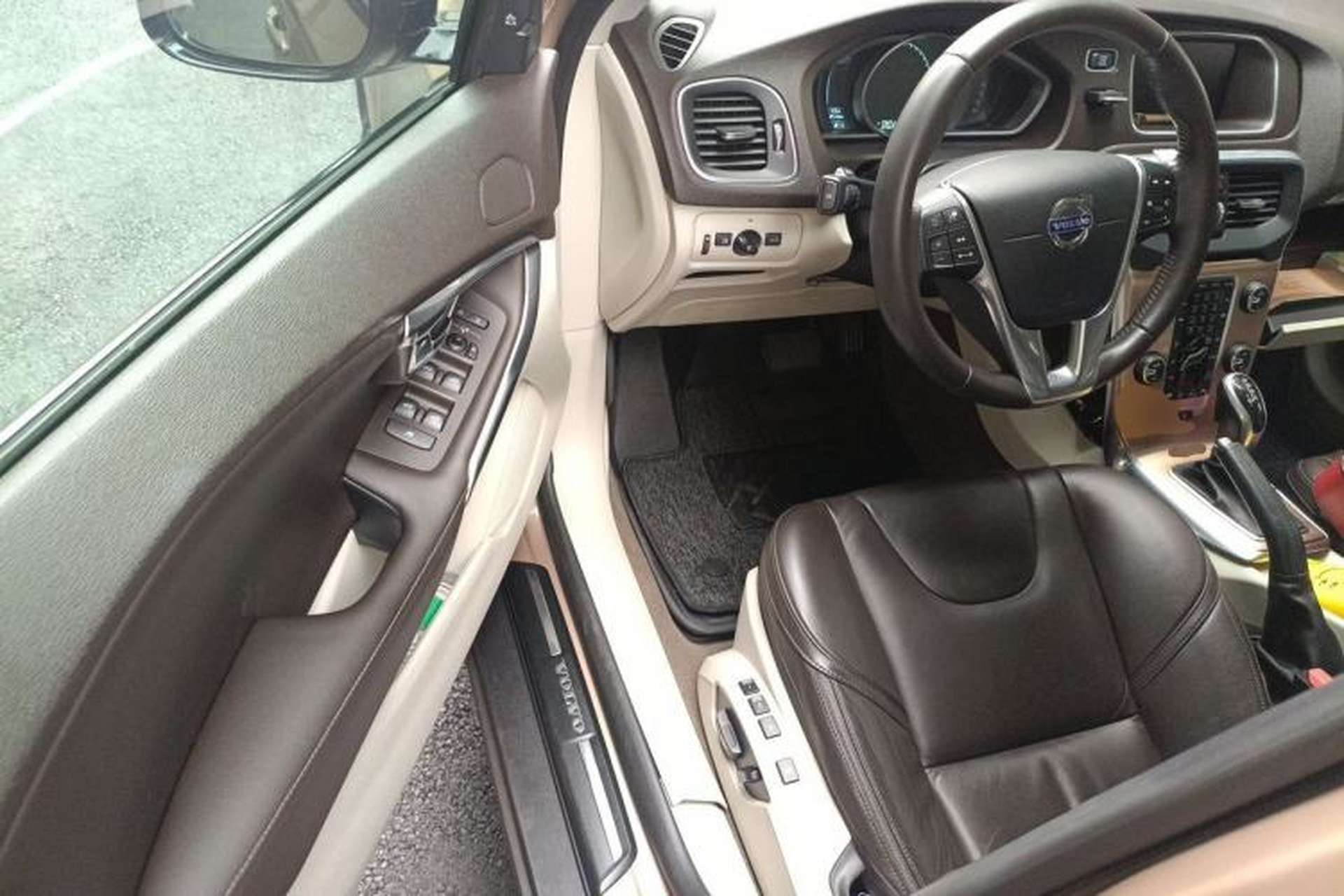 Used Volvo V40 2014 Cross Country T5 AWD Prestige Edition Driver Seat