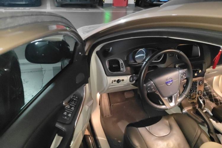 Used Volvo V40 2014 Cross Country T5 AWD Smart Luxury Edition Driver Seat