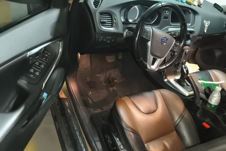 Used Volvo V40 2014 Cross Country T5 AWD Smart Luxury Edition Driver Seat