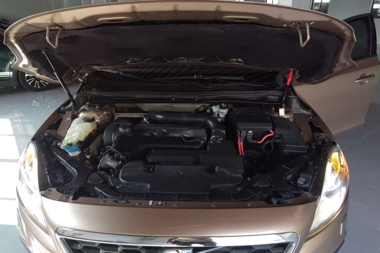 Used Volvo V40 2014 Cross Country 2.0T Zhiyi Edition Engine Bay