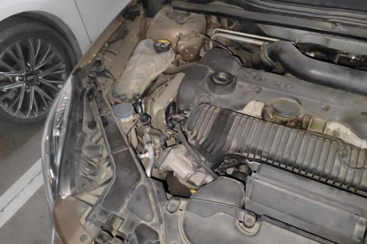 Used Volvo V40 2014 Cross Country T5 AWD Smart Luxury Edition Engine Bay Right
