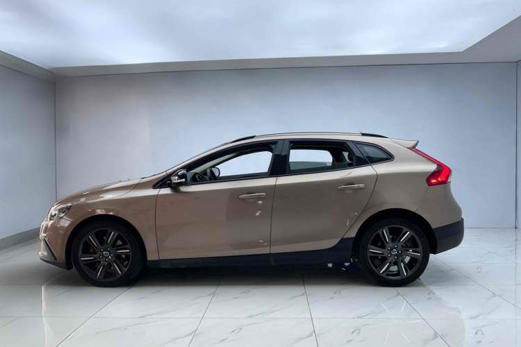 Used Volvo V40 2014 Cross Country T5 AWD Prestige Edition Exterior 2