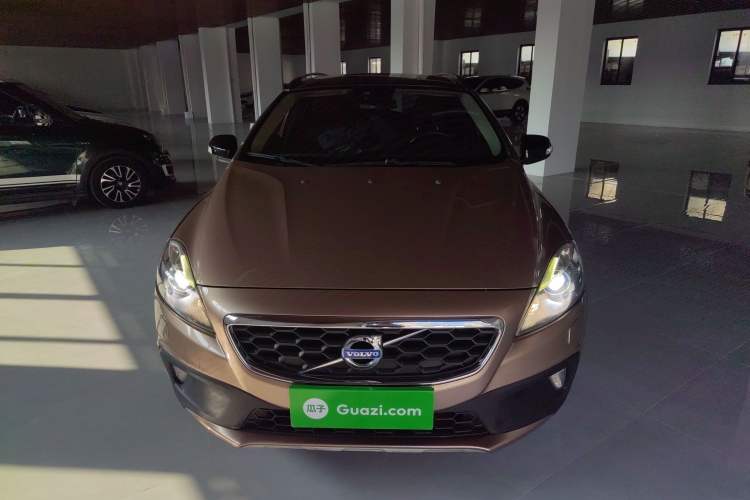 Used Volvo V40 2014 Cross Country 2.0T Zhiyi Edition Front
