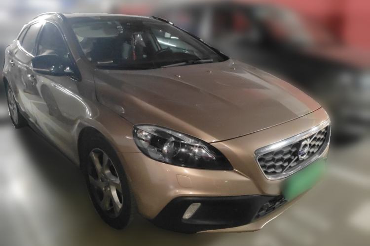 Used Volvo V40 2014 Cross Country T5 AWD Smart Luxury Edition Front Right 45 Deg