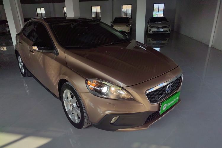 Used Volvo V40 2014 Cross Country 2.0T Zhiyi Edition Front Right 45 Deg