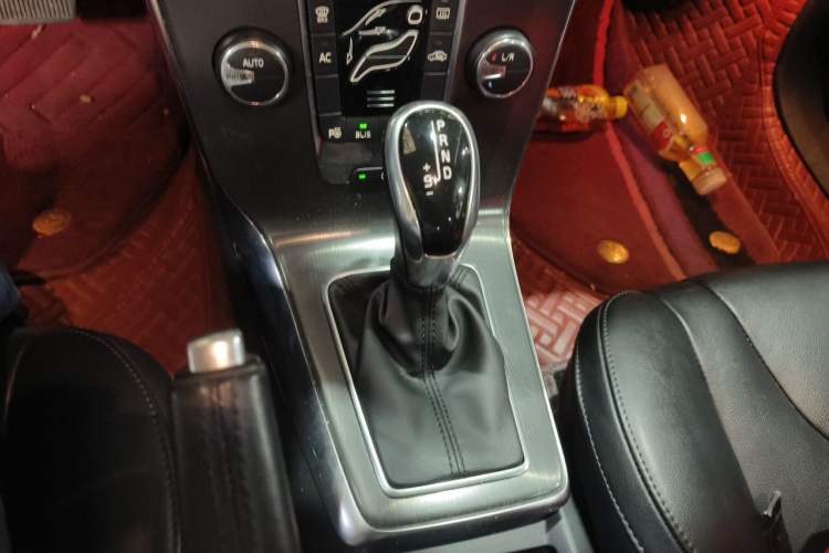 Used Volvo V40 2014 2.0T Zhiya Edition Gear Lever