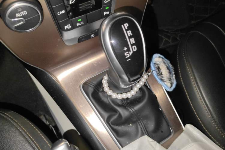Used Volvo V40 2014 Cross Country T5 AWD Smart Luxury Edition Gear Lever