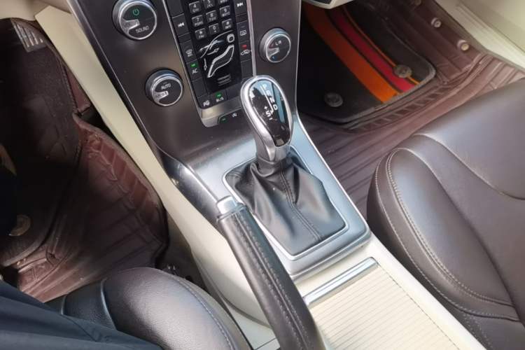 Used Volvo V40 2014 2.0T Zhiya Edition Gear Lever