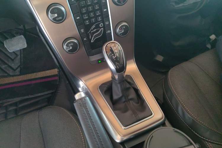 Used Volvo V40 2014 Cross Country 2.0T Zhiyi Edition Gear Lever