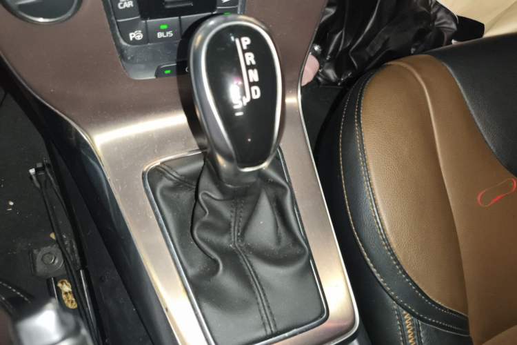 Used Volvo V40 2014 Cross Country T5 AWD Smart Luxury Edition Gear Lever