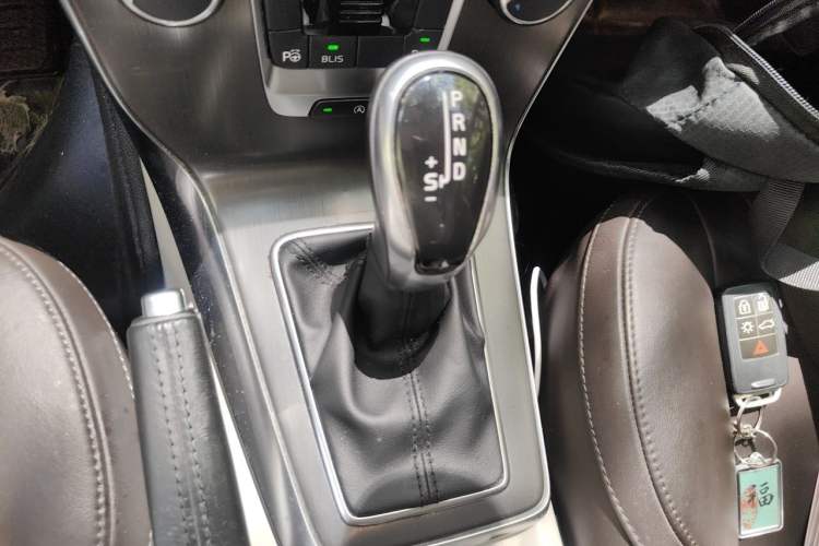 Used Volvo V40 2014 2.0T Zhiya Edition Gear Lever