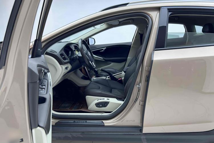 Used Volvo V40 2014 Cross Country T5 AWD Prestige Edition Interior 1
