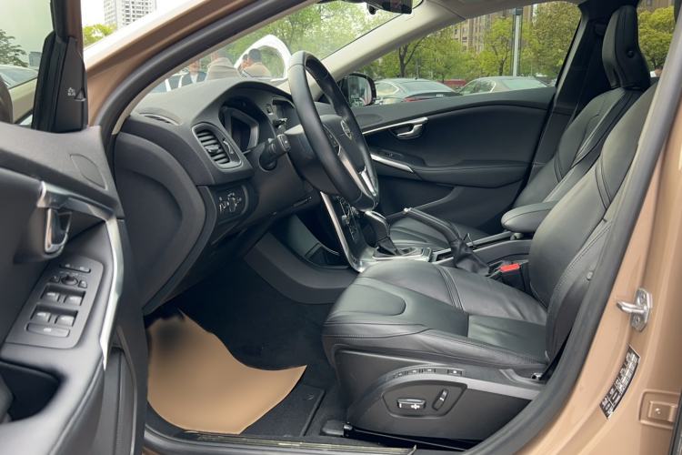Used Volvo V40 2014 2.0T Zhiya Edition Interior 1