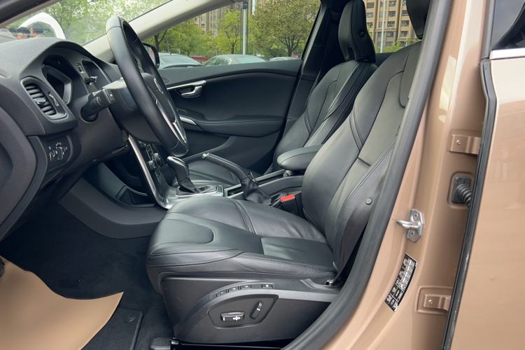Used Volvo V40 2014 2.0T Zhiya Edition Interior 2