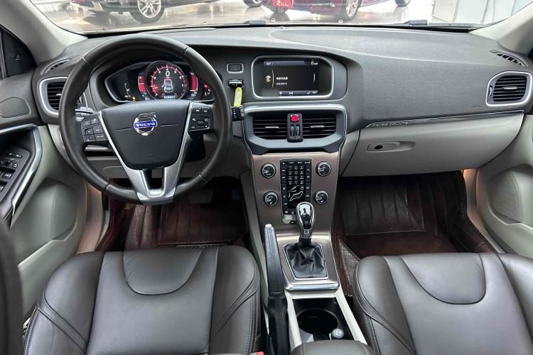 Used Volvo V40 2014 Cross Country T5 AWD Prestige Edition Interior 3
