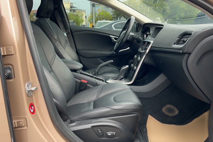 Used Volvo V40 2014 2.0T Zhiya Edition Interior 4
