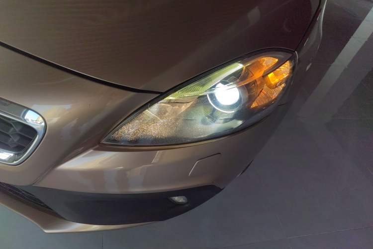 Used Volvo V40 2014 Cross Country 2.0T Zhiyi Edition Left Front Headlight