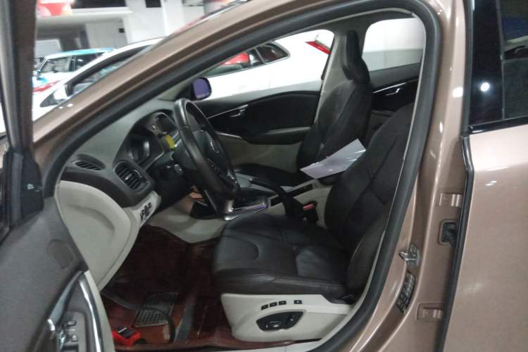 Used Volvo V40 2014 Cross Country T5 AWD Prestige Edition Left Front Seat
