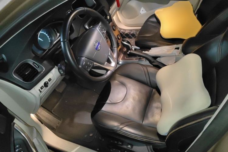 Used Volvo V40 2014 Cross Country T5 AWD Smart Luxury Edition Left Front Seat