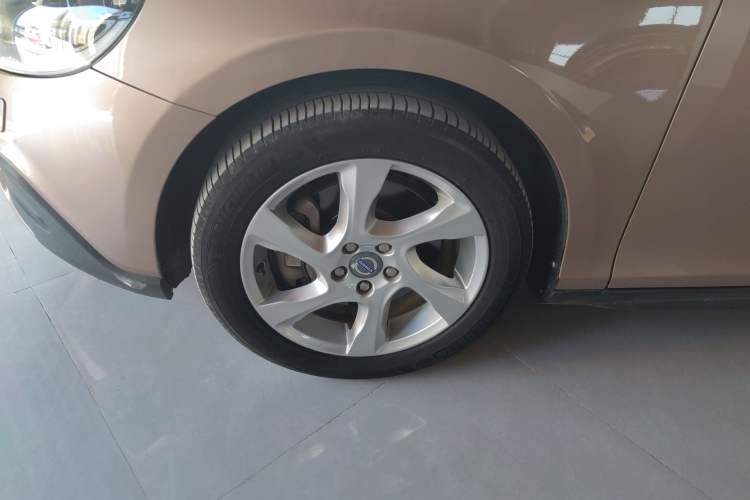 Used Volvo V40 2014 Cross Country 2.0T Zhiyi Edition Left Front Wheel Hub