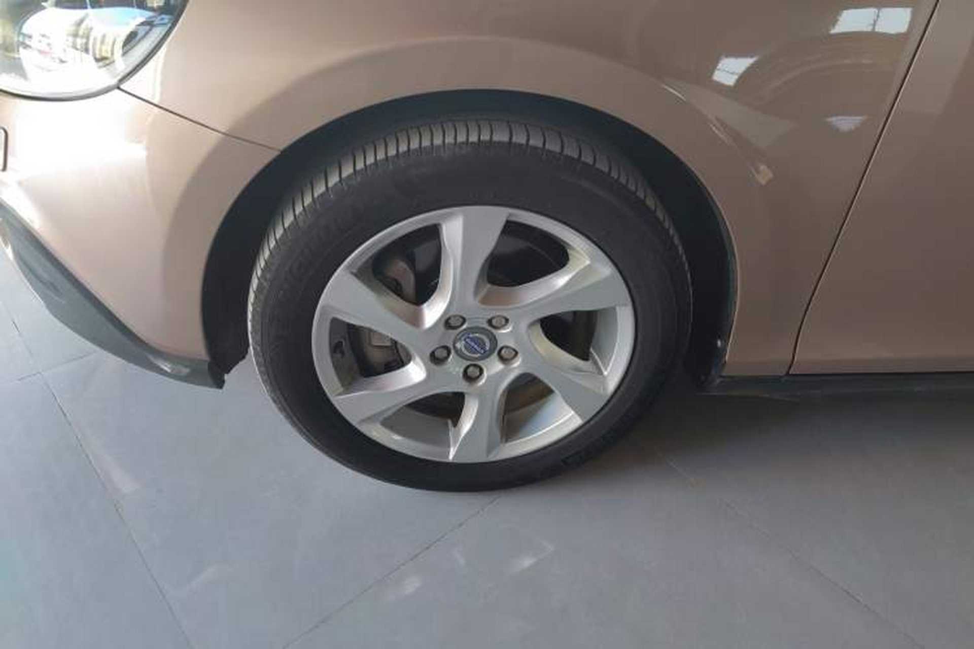 Used Volvo V40 2014 Cross Country 2.0T Zhiyi Edition Left Front Wheel Hub